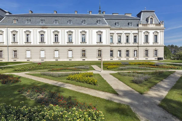 Festetics Palace binnenplaats gevel in Keszthely, Hongarije. — Stockfoto