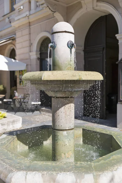 Pequena fonte no centro de Keszthely, Hungria . — Fotografia de Stock