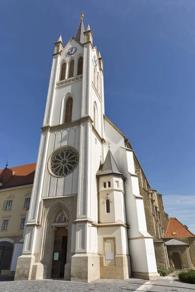 Gothic Franciscaanse parochiekerk in Kezsthely, Hongarije. — Stockfoto