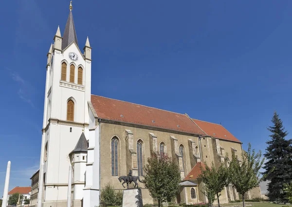 Iglesia parroquial gótica franciscana en Kezsthely, Hungría . — Foto de Stock