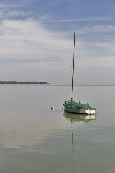Voilier amarré sur le lac Balaton, Hongrie . — Photo