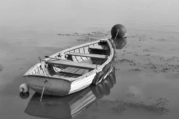 Rodd båt förtöjd vid sjön Balaton, Ungern. — Stockfoto