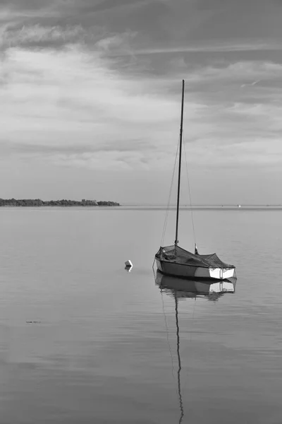 Velero amarrado en el lago Balaton, Hungría . — Foto de Stock