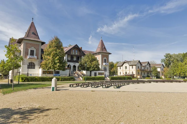Verlaten hotels op de oever van het Balaton meer in Keszthely, Hongarije. — Stockfoto