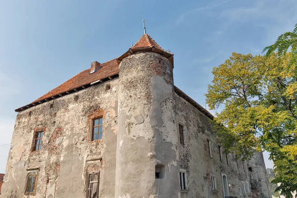Verlaten middeleeuwse kasteel Saint-Miklosh, Chinadievo, West-Oekraïne. — Stockfoto