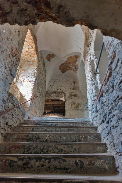 Castelo medieval abandonado Saint Miklosh interior, Chinadievo, oeste da Ucrânia . — Fotografia de Stock