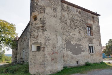 Terk edilmiş Ortaçağ Kalesi Saint Miklosh, Chinadievo, Ukrayna.