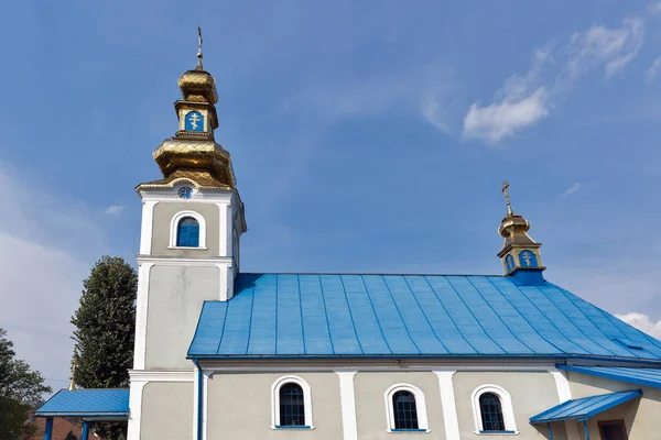 Церковь Святого Николая в Чинадьево, Западная Украина . — стоковое фото