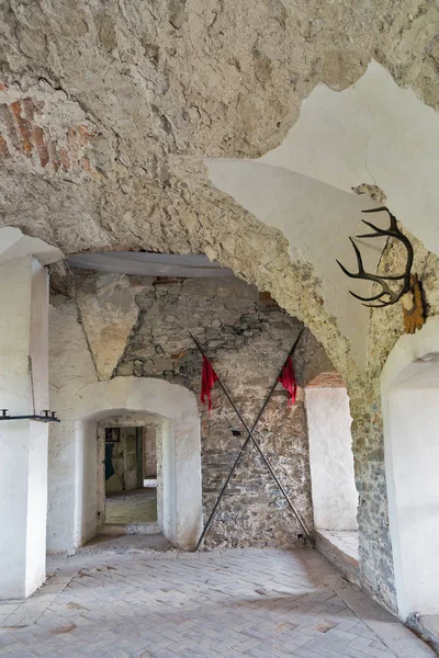 Castelo medieval abandonado Saint Miklosh interior, Chinadievo, oeste da Ucrânia . — Fotografia de Stock