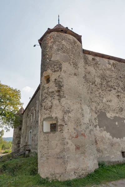 Opuštěné středověký hrad Saint Miklosh, Chinadievo, západní Ukrajiny. — Stock fotografie