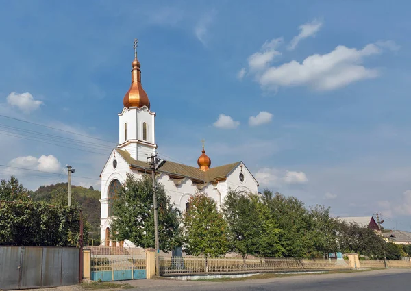 St. Ilya kerk in Chynadievo, West-Oekraïne. — Stockfoto