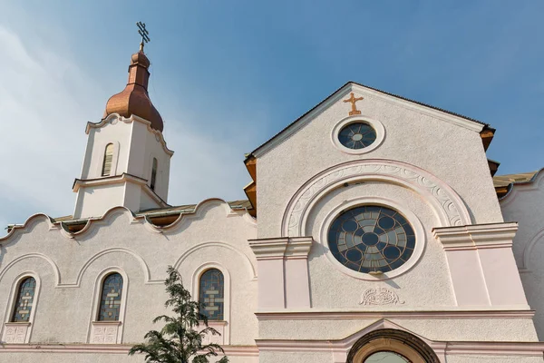 Iglesia de Santa Ilya en Chynadievo, Ucrania Occidental . —  Fotos de Stock