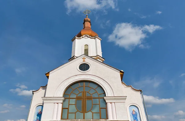Iglesia de Santa Ilya en Chynadievo, Ucrania Occidental . —  Fotos de Stock