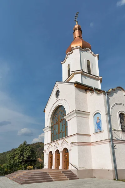 Igreja de Santa Ilya em Chynadievo, oeste da Ucrânia . — Fotografia de Stock