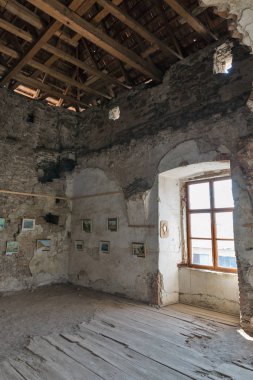 Sanat galerisinde terk edilmiş Ortaçağ Kalesi Saint Miklosh, Chynadievo, Ukrayna.