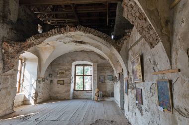 Sanat galerisinde terk edilmiş Ortaçağ Kalesi Saint Miklosh, Chynadievo, Ukrayna.
