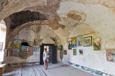Sanat galerisinde terk edilmiş Ortaçağ Kalesi Saint Miklosh, Chynadievo, Ukrayna.