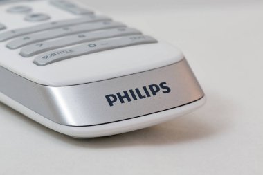 Akıllı Tv Philips closeup modern uzaktan kumanda.