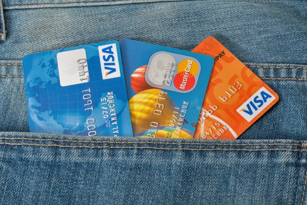 Creditcards in zak van blue jeans closeup — Stockfoto