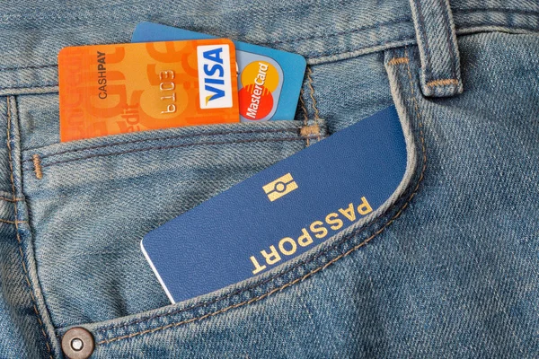 Синий паспорт с кредитными картами в кармане джинсов крупным планом — стоковое фото