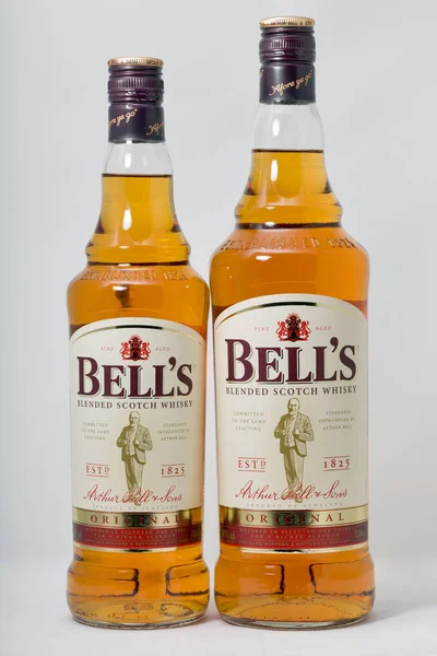 Bottiglie di whisky scozzese miscelato di Bell primo piano su sfondo bianco — Foto Stock
