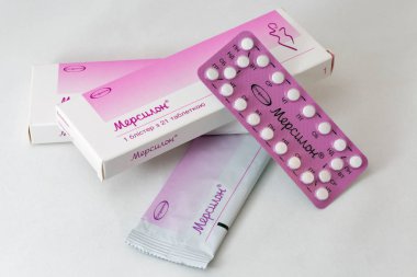 Şerit ve Organon Mercilon doğum kontrol hapları closeup kutu.