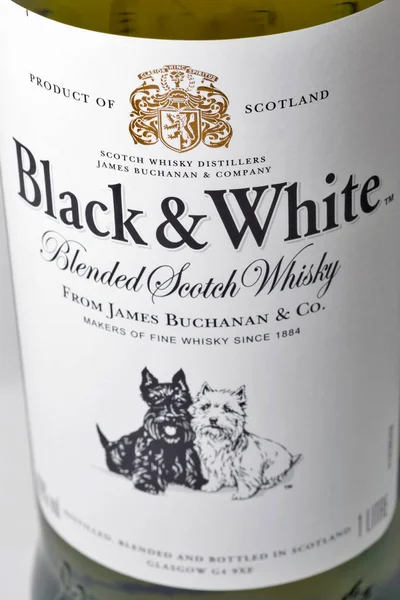 Black and White Scotch Whisky bottle closeup — Stock Photo, Image