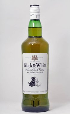 Siyah ve beyaz Scotch viski şişesi closeup beyaz