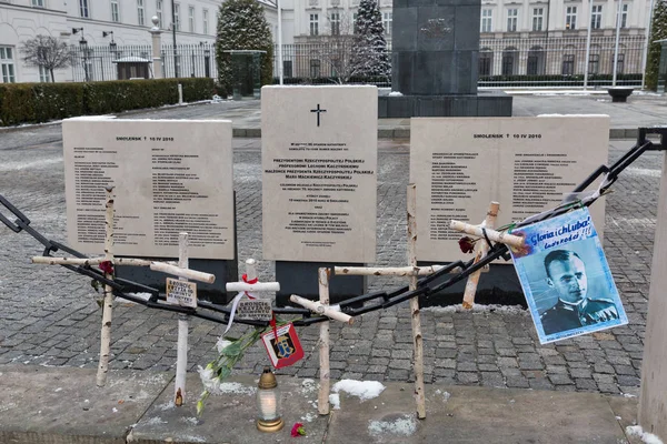 Monument dédié aux personnes décédées dans un accident d'avion. Varsovie, Pologne . — Photo