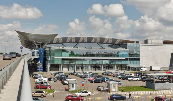 Parkování aut na Boryspil mezinárodní letiště. Kyjev, Ukrajina. — Stock fotografie