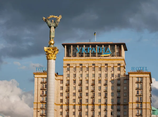 Bağımsızlık Anıtı ve otel Ukrayna fırtınalı gökyüzü karşı. Kiev, Ukrayna. — Stok fotoğraf