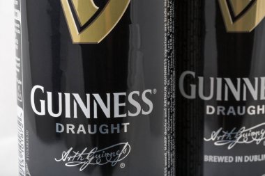 Beyaz karşı closeup Guinness fıçı bira kutuları