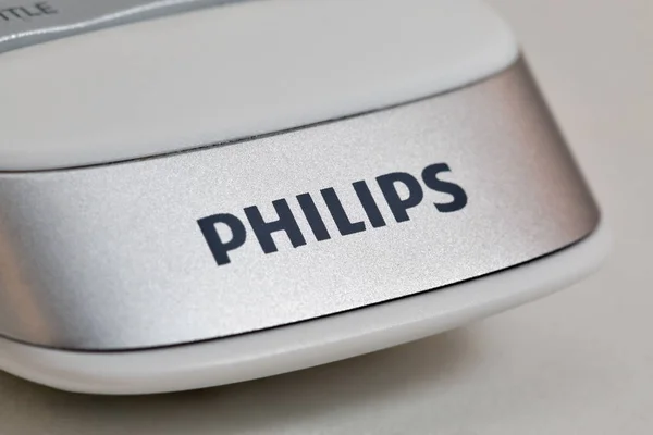 Télécommande moderne de Smart TV Philips gros plan . — Photo
