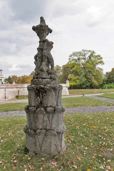 Alte Park scukpture in pidhirtsi Schloss, Westukraine. — Stockfoto