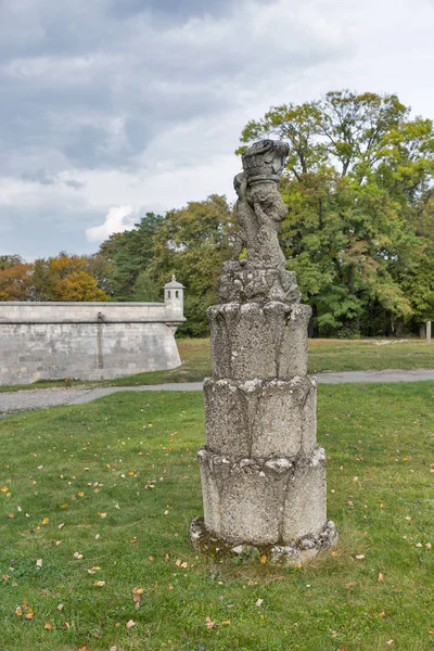Scukpture starověké park v Pidhirkách hradu, západní Ukrajiny. — Stock fotografie
