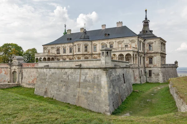 Zerstörte Pidhirtsi-Burg in der Westukraine. — Stockfoto
