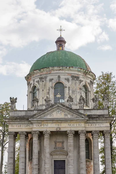 Barock romersk-katolska kyrkan av St Joseph i Pidhirtsi, Ukraina. — Stockfoto