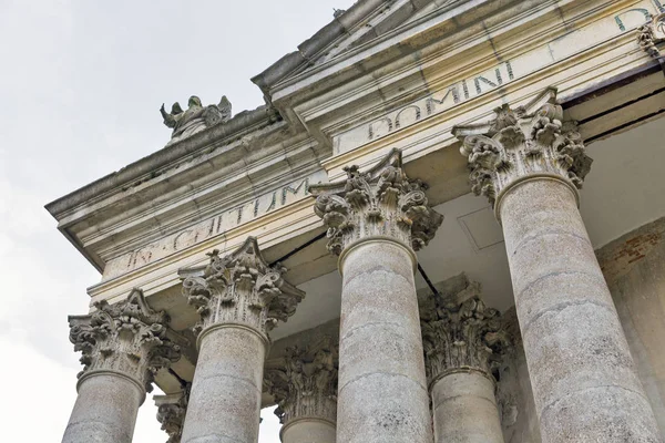 Chiesa barocca cattolica romana di San Giuseppe a Pidhirtsi, Ucraina . — Foto Stock