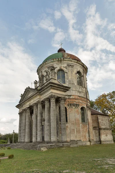 Barokke Katholieke kerk van St. Joseph in Pidhirtsi, Oekraïne. — Stockfoto