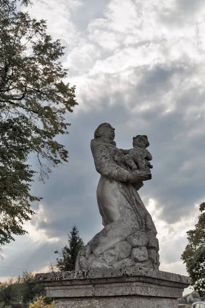 Park standbeeld van St. Joseph kerk in Pidhirtsi, Oekraïne. — Stockfoto