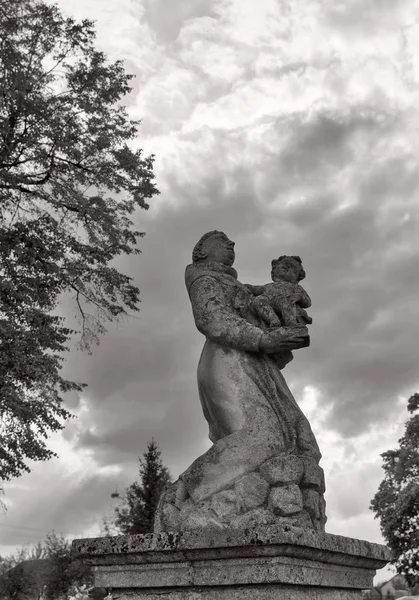 Estátua do parque da igreja de São José em Pidhirtsi, Ucrânia . — Fotografia de Stock