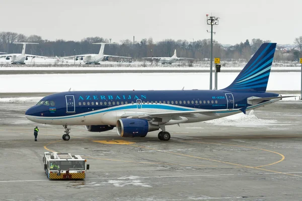 Avião da Azerbaijan Airlines no aeroporto de Boryspil. Kiev, Ucrânia . — Fotografia de Stock