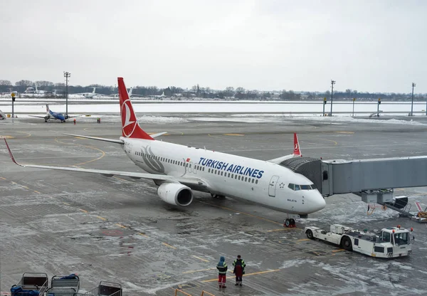 Avião da Turkish Airlines no Aeroporto de Boryspil. Kiev, Ucrânia . — Fotografia de Stock