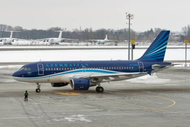 Azerbaycan Hava Yolları uçak Boryspil Havalimanı. Kiev, Ukrayna.
