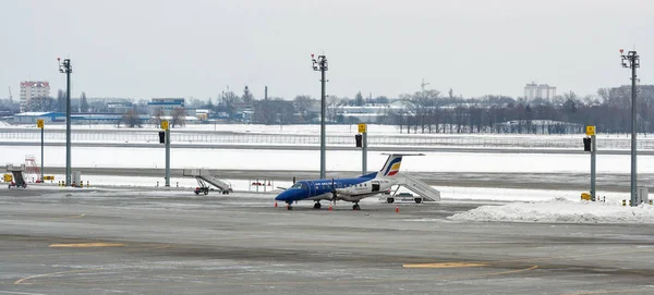 ボルィースピリ国際空港の空気モルドバ飛行機。キエフ、ウクライナ. — ストック写真