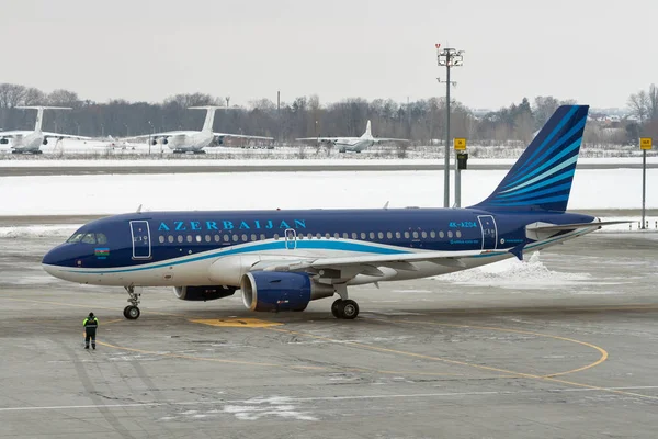 Avião da Azerbaijan Airlines no aeroporto de Boryspil. Kiev, Ucrânia . — Fotografia de Stock