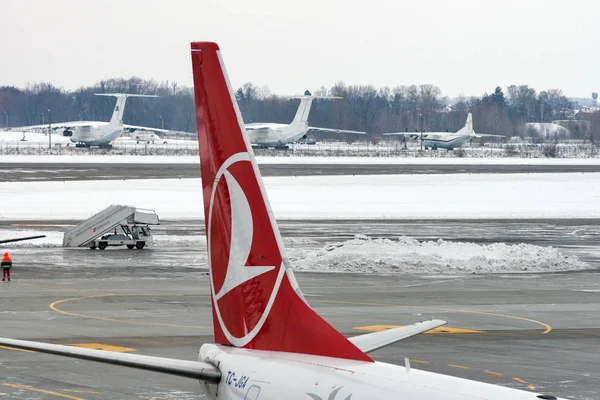 Avião da Turkish Airlines no Aeroporto de Boryspil. Kiev, Ucrânia . — Fotografia de Stock