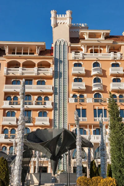 Königliches schloss luxuriöse hotelfassade in elenit, bulgarien. — Stockfoto