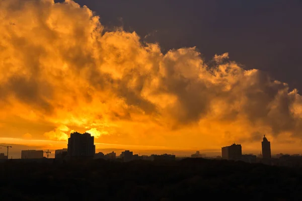 Urban sunset skyline with dramatic orange clouds. — Stock Photo, Image