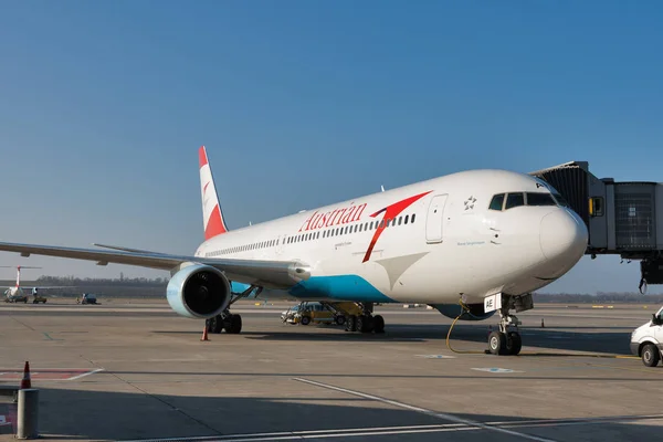 Самолет Austrian Airlines в международном аэропорту Вены, Австрия . — стоковое фото